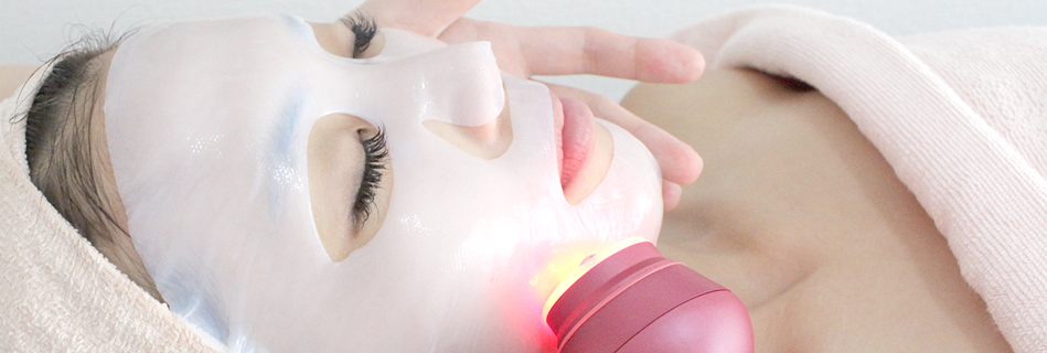 オールハンドで表情筋をほぐす小顔マッサージ後お肌表皮のお手入れを。土台部分から肌質改善する光フェイシャルを組み合わせることで内側からも外側からもキレイをサポートします。